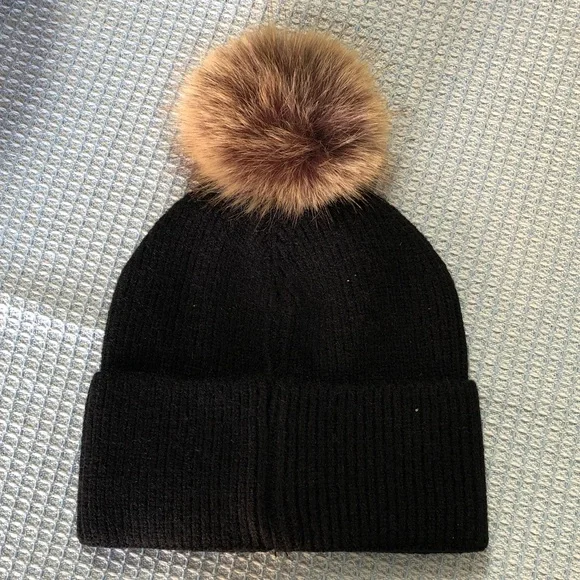 Canada Goose Black BeanieGenuine Brown Fur Pom Pom Beanie display picture 2
